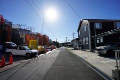現地（2025.年9月19日）撮影。前面道路は広く、車同士がすれ違うスペースが十分にあります。落ち着いた住宅地内で快適な生活を実現してみませんか＾＾