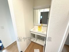 三面鏡つき洗面台。鏡裏にたっぷりとした収納スペースがあります。鏡を閉めてしまえば小物は見えないため、スッキリとした印象の洗面台にできます。