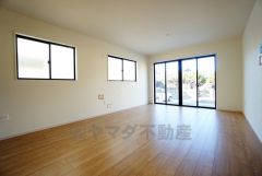 大きな窓のあるリビングは、陽光あふれる明るい空間です。居心地良く、ご家族皆がゆったり寛げる憩いの空間となりそうです。