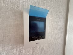 防犯性、セキュリティ対策に安心できるテレビモニター付きインターフォンです。セールスマン対策にもなり安心できます。