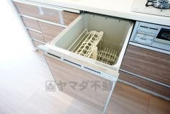 食事の後の手間を解消する食器洗い乾燥機付。冬場の洗い物で手荒れの悩みもなくなります。手洗いよりも節約できて便利。