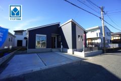 周辺は落ち着いた住宅街＾＾10年間の瑕疵保証が付いた安心の新築戸建。最新の設備で気持ちの良い新生活を送りませんか。毎日のお料理やバスタイムが楽しみになりますね。