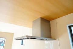 コンロ上には換気扇完備＾＾調理時の蒸気や匂いが換気扇に誘導され、効率的に排煙ができます＾＾