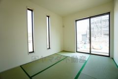 リビング横の和室は、思い切りお子様が遊べるキッズスペースに。柔らかい畳の上なら、お子様が転んでも怪我をしにくく安心です。