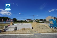 3号棟。現地（2026年8月6日）撮影。和室含む5SLDK＾＾南向き、全室2面採光で日当たり、風通し良好です＾＾新生活におススメな物件をご紹介させていただきます＾＾