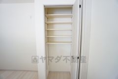 食品や飲料、調理器具を収納できるパントリー付き。週末に買いだめした食料を楽々収納できます。