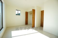 2面採光を確保した明るい室内は、風通しも良く、大変居心地の良い空間となっております。爽やかな風を感じて起きる朝は、快適生活の始まりに。