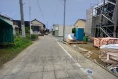 前面道路は約4.5ｍ。 閑静な住宅街で交通量が少なく小さなお子様がいても安心です＾＾コンビニまで徒歩11分。スーパーまで徒歩16分。