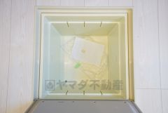 キッチンにある床下収納は、居住スペースを減らさずに買い置きの調味料や非常食などを保管することができます。