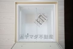 キッチンにある床下収納は、居住スペースを減らさずに買い置きの調味料や非常食などを保管することができます。