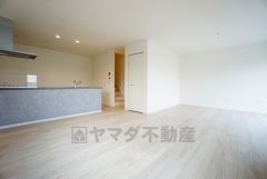 リビングは広々とした設計で、家族が集い、寛ぐ暮らしの空間を演出しています。思い思いの時間を過ごしたり、家族みんなで食事をしたり、素敵な団らんの場になりますね。