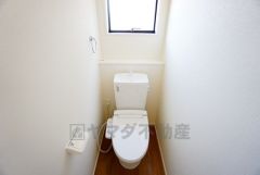 温水洗浄機付トイレです。節水機能もあるので、安心して使えますね。もちろん、1階2階の2ヶ所にトイレがあるので、忙しい朝にもゆとりができますね。