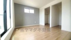 ご夫婦お二人のプライベートシーンを演出する寝室は、大容量のウォークインクローゼット付き。