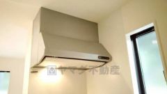 風量が弱・強と切替え可能なレンジフードが調理中の煙をしっかり吸い込みます。手元を照らすライト付きです。