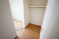 収納力豊富なウォークインクローゼット。洋服や小物などを1箇所にまとめて美しい収納を実現します。