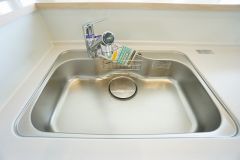広々とした凸型シンクに洗剤ポケットを標準装備。大きなお鍋など洗いやすいです。