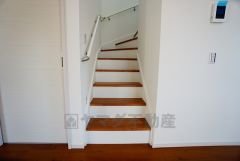 同仕様写真。小さなお子様やご高齢の方でも安心できる、手すり付き階段。段差も低めで設定されており、安全性にも優れています。