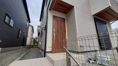 家の顔となる玄関扉がかっこいいと、たくさんの人を招き入れたくなりますね＾＾奥まって設置されており、雨にも濡れにくくなっています。