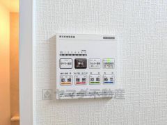 雨の日の洗濯も安心できる浴室暖房乾燥機付き浴室。リモコンで操作もボタン1つで簡単。