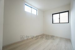 同仕様写真。2面採光を確保した明るい室内は、風通しも良く、大変居心地の良い空間となっております。爽やかな風を感じて起きる朝は、快適生活の始まりに。