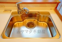 広々とした凸型シンクに洗剤ポケットを標準装備。大きなお鍋など洗いやすいです。