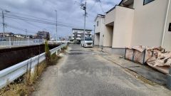 現地（2025年11月17日）撮影。前面道路は広く、車同士がすれ違うスペースが十分にあります。落ち着いた住宅地内で快適な生活を実現してみませんか＾＾