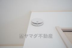 火災による煙や熱を感知して、警報音やブザー等で火災の発生を知らせてくれる火災警報器。