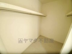 季節物の衣類もスッキリ収納できるウォークインクローゼット。クローゼット内で洋服のコーディネートから着替えまで中で出来るので、部屋が散らかりにくいです。