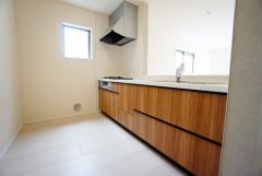 収納も、作業スペースも広々と設けられた使いやすいシステムキッチンです＾＾カウンタ ーキッチンなので、ご家族と会話をしながら楽しくお料理ができます＾＾