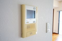 防犯はもちろん、セールスマン対策にもなるモニター付きインターホンです。お子さん1人での留守番時にも活躍しそうです。