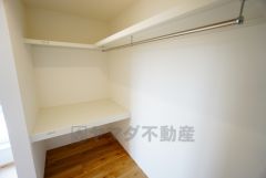収納力豊富なウォークインクローゼット。洋服や小物などを1箇所にまとめて美しい収納を実現します。