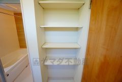 便利な洗面室収納。散らかりがちなバスタオルや清掃用品、化粧品や予備のシャンプー等もきれいに整頓できますね。