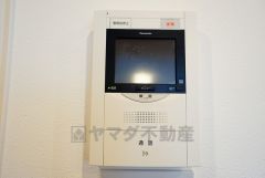 ドアを開けずに来訪者を確認できるモニター付インターフォン。防犯はもちろん、セールスマン対策にもなりますね＾＾