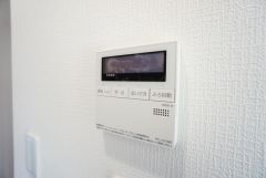 キッチン横からお湯張り、追い炊き、足し湯がボタン一つで楽々操作できる給湯機リモコンです。忙しい夕飯準備の時間帯に重宝しますね。