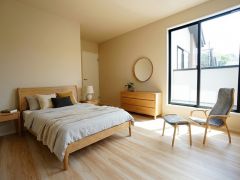 家具はイメージです。主寝室としてお使いいただけそうなこちらのお部屋は、日当たりが良く、爽やかな風を感じて起きる朝は、快適生活の始まりに。