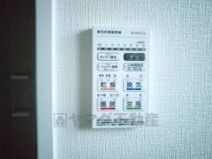 雨の日の洗濯も安心できる浴室暖房乾燥機付き浴室。リモコンで操作もボタン1つで簡単。