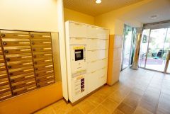 不在時でも荷物が受け取れる宅配ボックス完備。共働きの家庭や外出の多い方に便利。お子様の留守番中も安心ですね＾＾