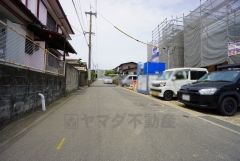 現地（2025年4月25日）撮影。住人以外の車の進入も少なく、小さなお子様を持つご家庭にも安心です。