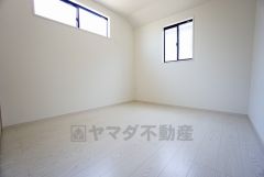 2面採光を確保した明るい室内は、風通しも良く、大変居心地の良い空間となっております。爽やかな風を感じて起きる朝は、快適生活の始まりに。