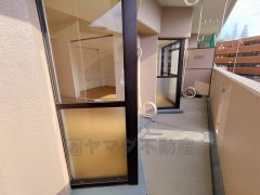 南側に面したバルコニーは日当たり良好です。お洗濯物も気持ちよく干せそうです。日光浴をしたり、星を眺めたりも良いですね^^