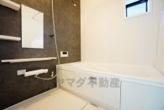 1日の疲れを癒すくつろぎのバスルーム。足を伸ばしてもゆったりと入れるサイズです。お子様と一緒にお風呂に入っても狭くないですね^^