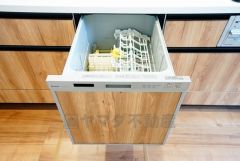 食事の後の手間を解消する食器洗い乾燥機付。冬場の洗い物で手荒れの悩みもなくなります。手洗いよりも節約できて便利。