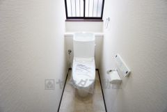 温水洗浄機付トイレです。節水機能もあるので、安心して使えますね。もちろん、1階2階の2ヶ所にトイレがあるので、忙しい朝にもゆとりができますね。