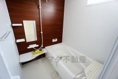 同仕様写真。1日の疲れを癒すくつろぎのバスルーム。足を伸ばしてもゆったりと入れるサイズです。お子様と一緒にお風呂に入っても狭くないですね^^