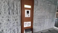 オートロックは、外部の人が自由に建物内に出入りできないため、不審者の侵入防止効果があります。