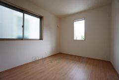 同仕様写真。角部屋ならではの2面採光。陽のあたる時間が長く、冬でもあたたかいです。