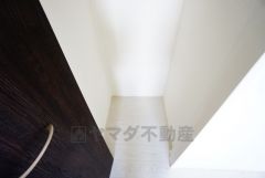 日用品の収納に便利なリビング収納あり。扉付きなので、中の荷物を来客に見られる心配がありません＾＾