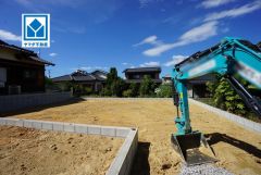 現地（2026年8月6日）撮影。閑静な住宅地＾＾広々LDK18帖＾＾ウォークインクローゼット完備＾＾カースペース2台分確保＾＾