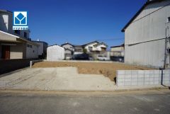 現地（2026年10月14日）撮影。福間小学校徒歩10分。JR福間駅行きバス停徒歩3分＾＾ローソン徒歩10分。駐車並列3台（車種による）＾＾