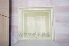 キッチンにある床下収納は、居住スペースを減らさずに買い置きの調味料や非常食などを保管することができます。